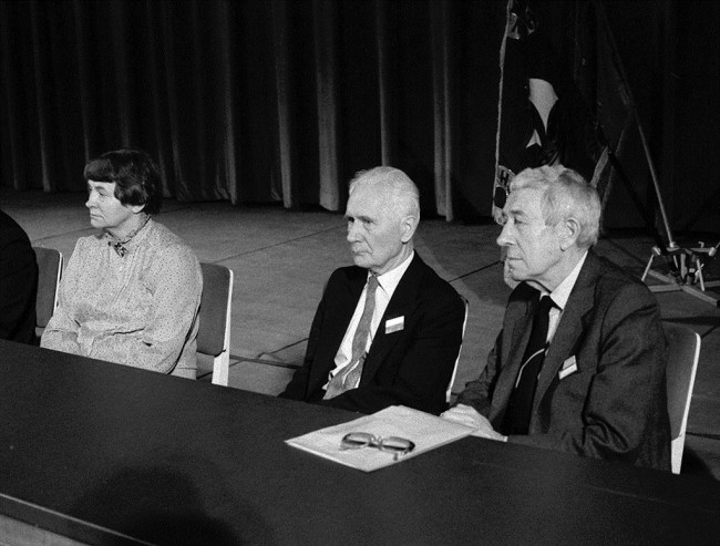 VIII Zjazd Absolwentów, 1986 rok. Na zdjęciu: prof. Zofia Zielińska, prof. Kazimierz Secomski, Jerzy Kozłowski, przewodniczący Stowarzyszenia Wychowanków SGH