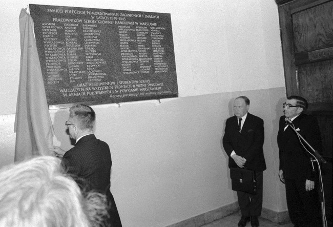 VIII Zjazd Absolwentów, 1986 rok, odsłonięcie tablicy pamiątkowej poświęconej pamięci poległych, pomordowanych, zaginionych i zmarłych w latach 1939-1945 pracowników SGH w Warszawie. Budynek A