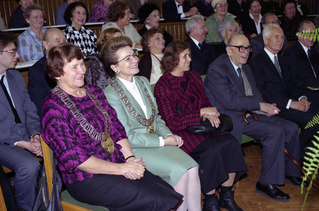 Zjazd Absolwentów Miejskiej Szkoły Handlowej, 1991 rok. Na zdjęciu: prof. Zofia Zielińska, prof. Eufemia Tejchmann, prof. Irena Kostrowicka