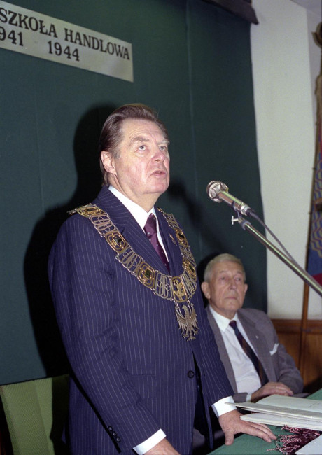 Zjazd Absolwentów Miejskiej Szkoły Handlowej, 1991 rok, przemawia rektor prof. Aleksander Műller