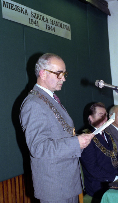 Zjazd Absolwentów Miejskiej Szkoły Handlowej, 1991 rok, przemawia prof. Janusz Kaliński