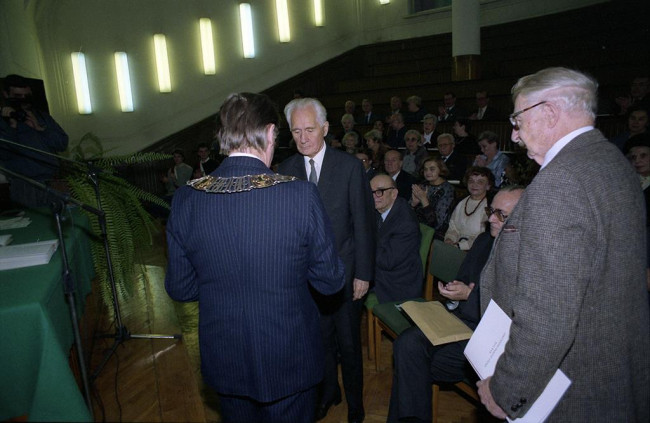 Zjazd Absolwentów Miejskiej Szkoły Handlowej, 1991 rok, dyplom odbiera prof. Kazimierz Secomski