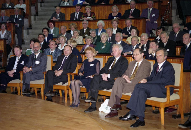 Zjazd Absolwentów, 23 listopada 1996 roku. Na zdjęciu: prof. Zbigniew Dworzecki, prof. Marek Rocki, prof. Adam Noga, prof. Urszula Ornarowicz, prof. Bogusław Liberadzki, Marek Borowski, prof. Marian Geldner