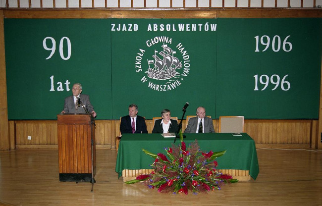 Zjazd Absolwentów, 23 listopada 1996 roku. Przemawia Jerzy Kozłowski – przewodniczący Stowarzyszenia Wychowanków SGH