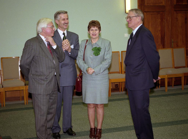 Zjazd Absolwentów, 23 listopada 1996 roku. Na zdjęciu: prof. Janusz Beksiak, prof. Elżbieta Adamowicz