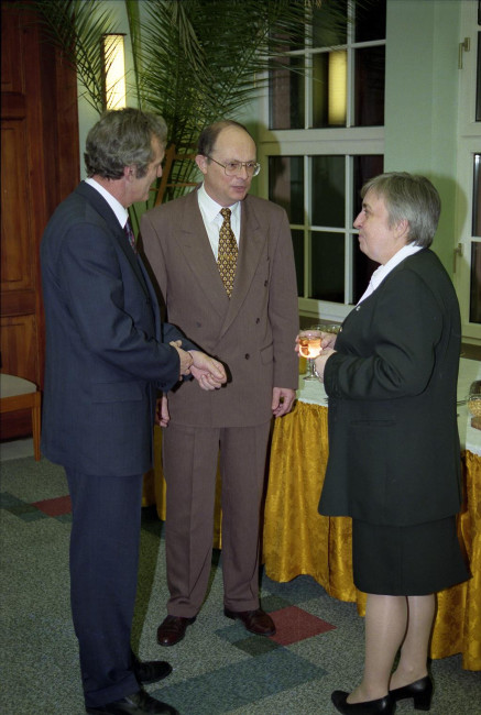 Zjazd Absolwentów, 23 listopada 1996 roku. Na zdjęciu: prof. Janina Jóźwiak, Marek Borowski, prof. Marian Geldner