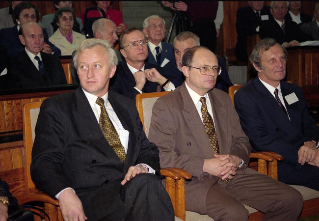 Zjazd Absolwentów, 23 listopada 1996 roku. Na zdjęciu: prof. Bogusław Liberadzki - minister transportu i gospodarki morskiej, Marek Borowski – b. wiceprezes rady ministrów i minister finansów, Marian Geldner – prorektor