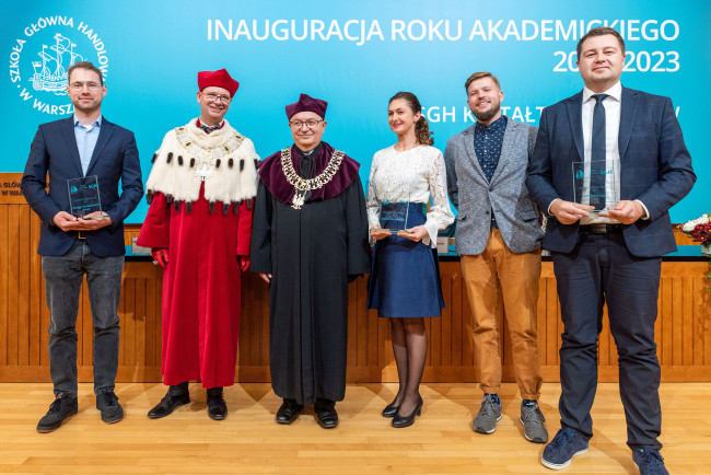 laureaci konkursu Żagle Biznesu 2022 i prorektor ds. rozwoju dr hab. Roman Sobiecki, prof. SGH