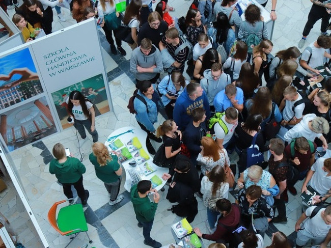 Stoisko SGH podczas targów edukacyjnych w Warszawie