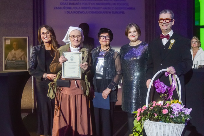 siostra Małgorzata Chmielewska z dyplomem nagrody społecznej SGH