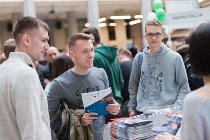 Trzech studentów podczas dni otwartych SGH