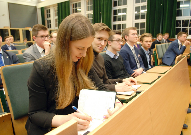 Studenci w sali podczas wykładu