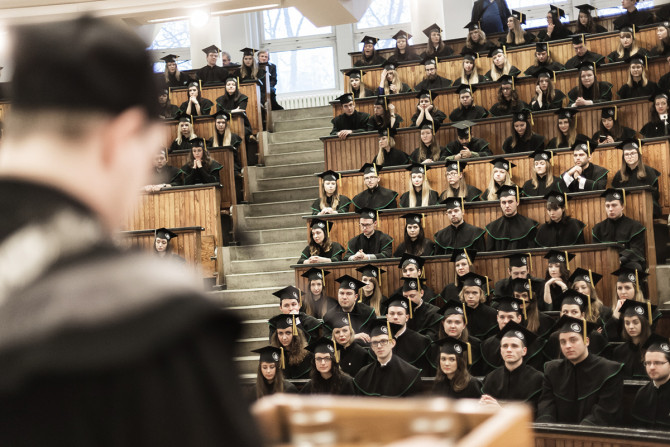 Aula SGH studenci w togach