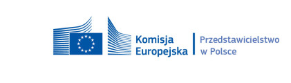 Unijna flaga w kolorze niebieskim z białymi gwiazdkami oraz napisem Komisja Europejska Przedstawicielstwo w Polsce