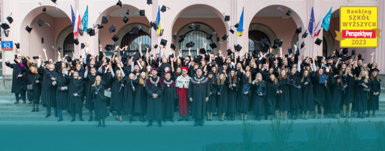 Grupa absolwentów przed budynkiem głównym uczelni podczas uroczystości ukończenia studiów w w SGH oraz logo rankingu szkół wyższych Perspektywy 2023