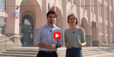 Student i studentka na tle budynku głównego sgh